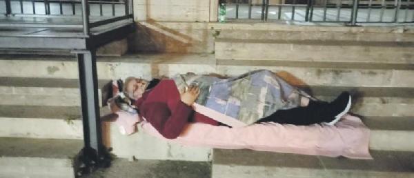 Protesta dormendo davanti al Comune | Latinaoggi.eu