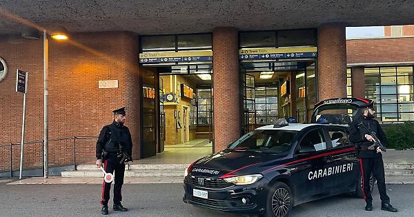 RUBA IL PORTAFOGLI DI UNA DONNA SUL TRENO, FERMATO E DENUNCIATO ALLO SCALO DI LATINA