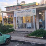 Piazzale della stazione di Latina Scalo, erba alta e degrado - info point