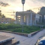 Piazzale della stazione di Latina Scalo, erba alta e degrado - lato info point